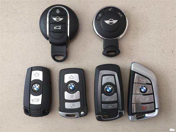 車鑰匙鎖在車?yán)镌趺崔k？汽車開(kāi)鎖的方法